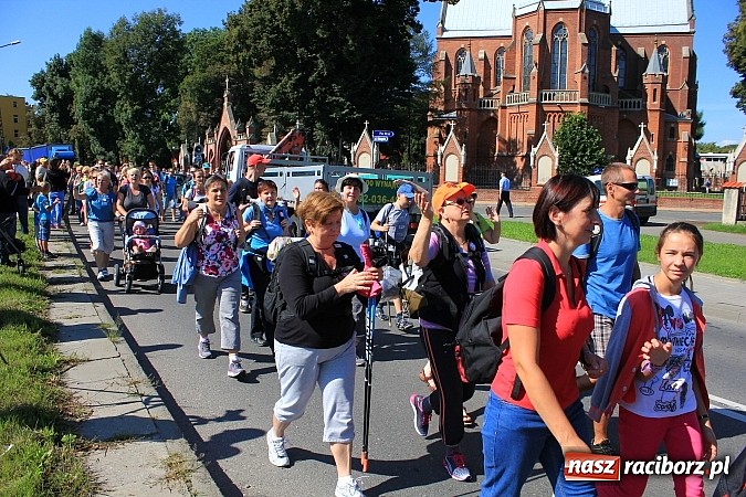Zdjęcie w galerii na portalu naszraciborz.pl: Pielgrzymi z powiatu raciborskiego już w drodze na Jasną Górę wiadomości z regionu