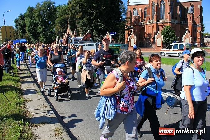 Zdjęcie w galerii na portalu naszraciborz.pl: Pielgrzymi z powiatu raciborskiego już w drodze na Jasną Górę wiadomości z regionu