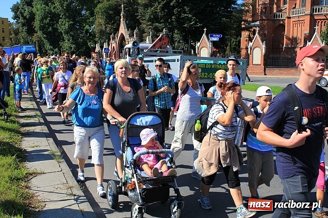 Zdjęcie w galerii na portalu naszraciborz.pl: Pielgrzymi z powiatu raciborskiego już w drodze na Jasną Górę wiadomości z regionu