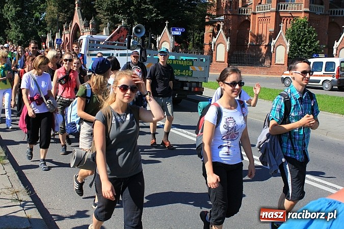 Zdjęcie w galerii na portalu naszraciborz.pl: Pielgrzymi z powiatu raciborskiego już w drodze na Jasną Górę wiadomości z regionu