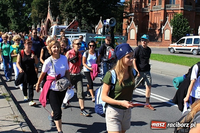 Zdjęcie w galerii na portalu naszraciborz.pl: Pielgrzymi z powiatu raciborskiego już w drodze na Jasną Górę wiadomości z regionu
