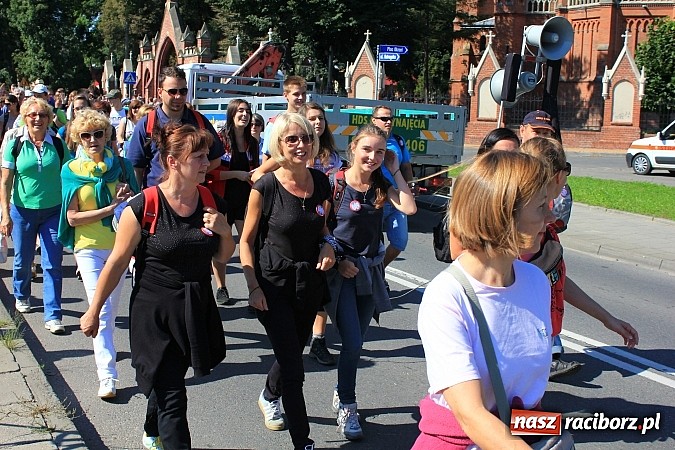 Zdjęcie w galerii na portalu naszraciborz.pl: Pielgrzymi z powiatu raciborskiego już w drodze na Jasną Górę wiadomości z regionu