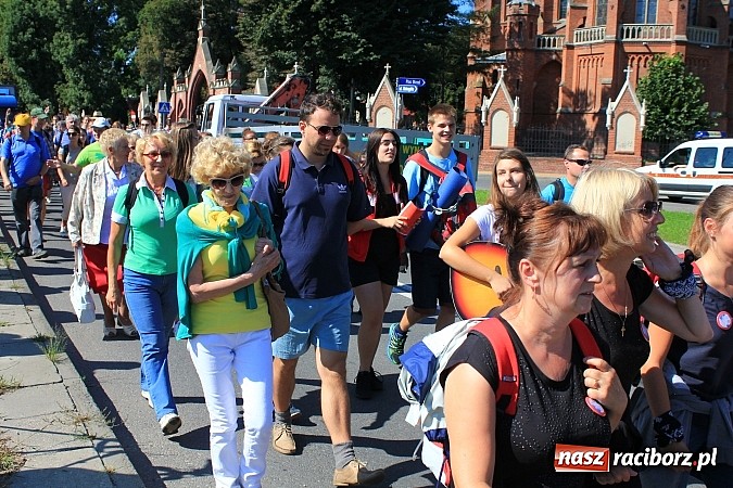 Zdjęcie w galerii na portalu naszraciborz.pl: Pielgrzymi z powiatu raciborskiego już w drodze na Jasną Górę wiadomości z regionu