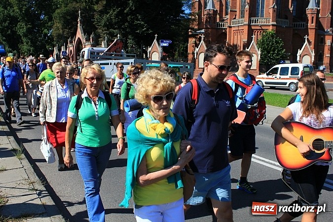 Zdjęcie w galerii na portalu naszraciborz.pl: Pielgrzymi z powiatu raciborskiego już w drodze na Jasną Górę wiadomości z regionu