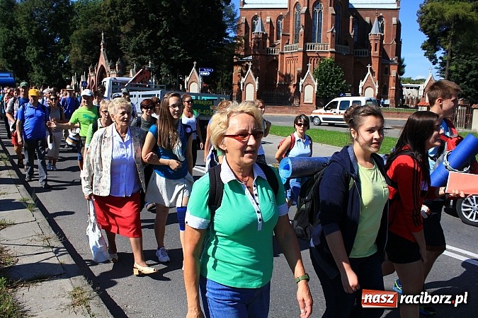 Zdjęcie w galerii na portalu naszraciborz.pl: Pielgrzymi z powiatu raciborskiego już w drodze na Jasną Górę wiadomości z regionu