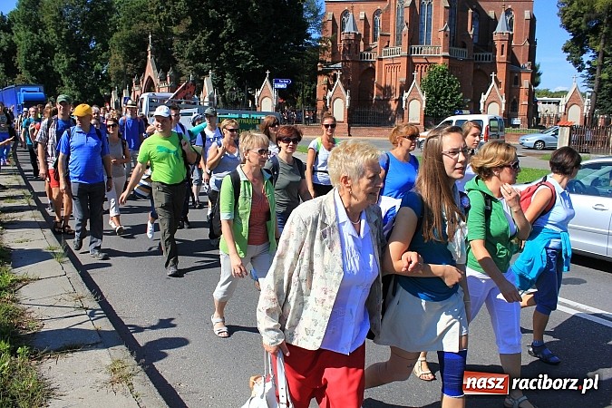 Zdjęcie w galerii na portalu naszraciborz.pl: Pielgrzymi z powiatu raciborskiego już w drodze na Jasną Górę wiadomości z regionu
