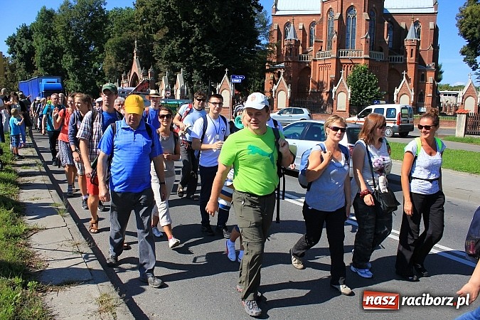 Zdjęcie w galerii na portalu naszraciborz.pl: Pielgrzymi z powiatu raciborskiego już w drodze na Jasną Górę wiadomości z regionu