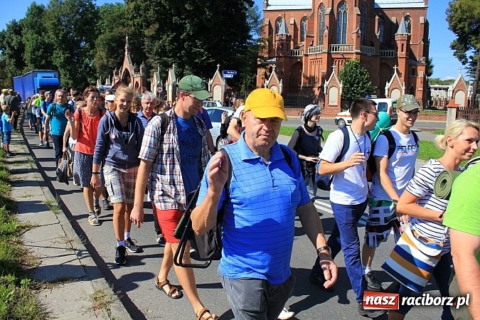 Zdjęcie w galerii na portalu naszraciborz.pl: Pielgrzymi z powiatu raciborskiego już w drodze na Jasną Górę wiadomości z regionu