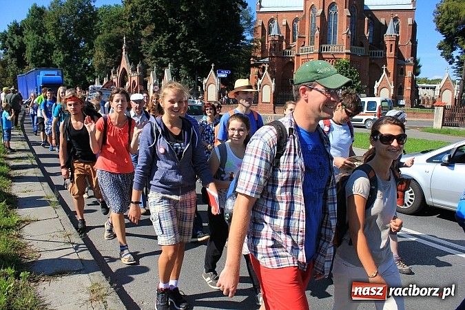Zdjęcie w galerii na portalu naszraciborz.pl: Pielgrzymi z powiatu raciborskiego już w drodze na Jasną Górę wiadomości z regionu