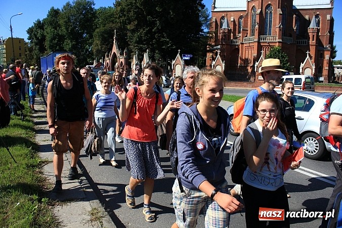 Zdjęcie w galerii na portalu naszraciborz.pl: Pielgrzymi z powiatu raciborskiego już w drodze na Jasną Górę wiadomości z regionu