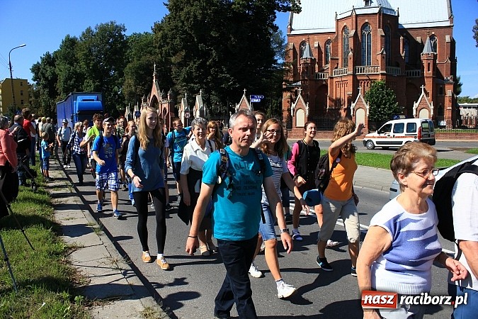 Zdjęcie w galerii na portalu naszraciborz.pl: Pielgrzymi z powiatu raciborskiego już w drodze na Jasną Górę wiadomości z regionu