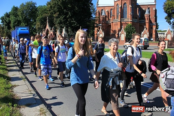 Zdjęcie w galerii na portalu naszraciborz.pl: Pielgrzymi z powiatu raciborskiego już w drodze na Jasną Górę wiadomości z regionu