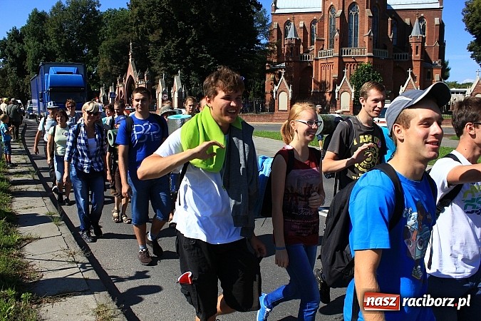 Zdjęcie w galerii na portalu naszraciborz.pl: Pielgrzymi z powiatu raciborskiego już w drodze na Jasną Górę wiadomości z regionu