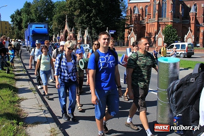 Zdjęcie w galerii na portalu naszraciborz.pl: Pielgrzymi z powiatu raciborskiego już w drodze na Jasną Górę wiadomości z regionu