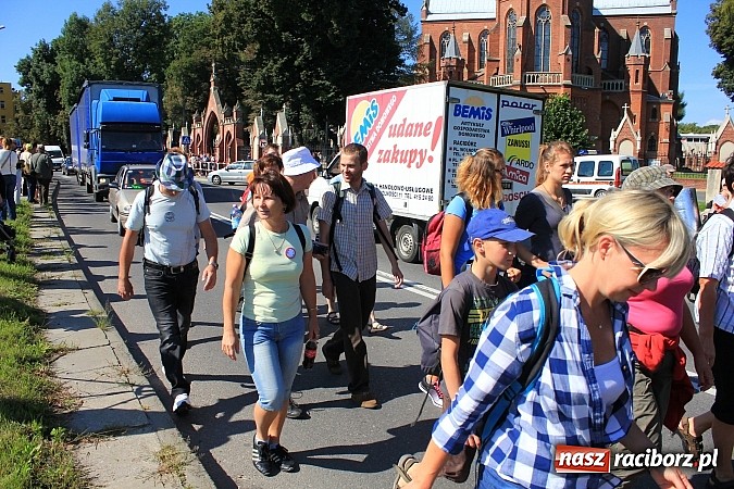 Zdjęcie w galerii na portalu naszraciborz.pl: Pielgrzymi z powiatu raciborskiego już w drodze na Jasną Górę wiadomości z regionu