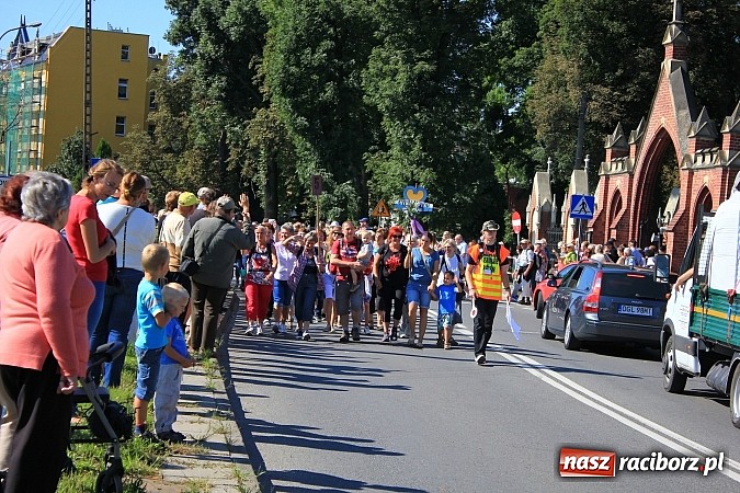 Zdjęcie w galerii na portalu naszraciborz.pl: Pielgrzymi z powiatu raciborskiego już w drodze na Jasną Górę wiadomości z regionu