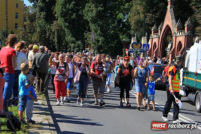 Zdjęcie w galerii na portalu naszraciborz.pl: Pielgrzymi z powiatu raciborskiego już w drodze na Jasną Górę wiadomości z regionu