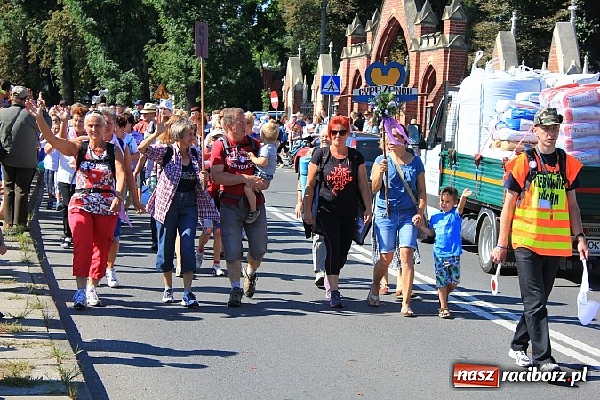 Zdjęcie w galerii na portalu naszraciborz.pl: Pielgrzymi z powiatu raciborskiego już w drodze na Jasną Górę wiadomości z regionu