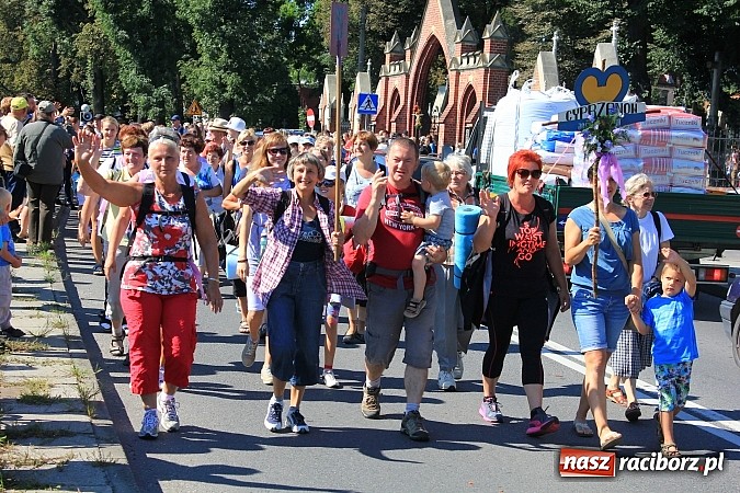 Zdjęcie w galerii na portalu naszraciborz.pl: Pielgrzymi z powiatu raciborskiego już w drodze na Jasną Górę wiadomości z regionu