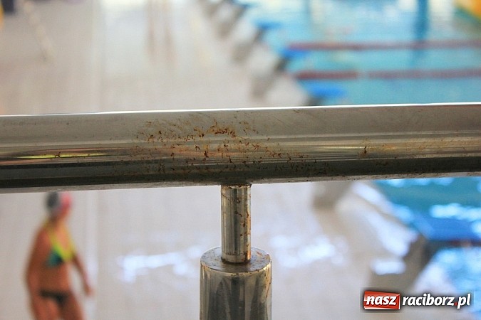 Zdjęcie w galerii na portalu naszraciborz.pl: Na poręczach w aquaparku pojawiła się rdza wiadomości z regionu