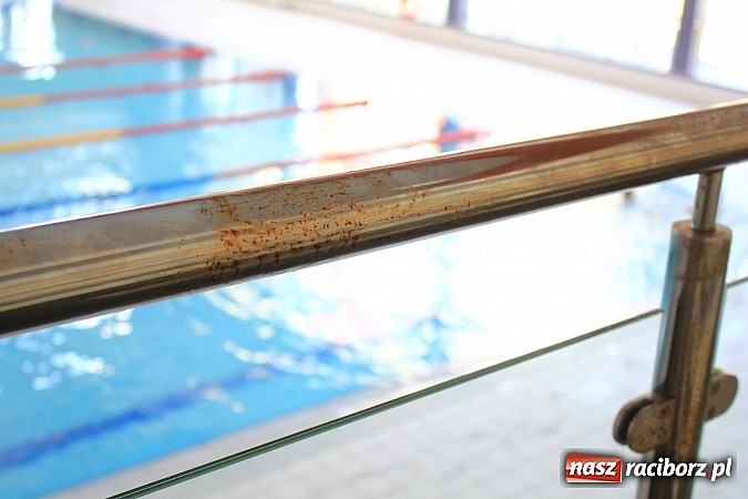 Zdjęcie w galerii na portalu naszraciborz.pl: Na poręczach w aquaparku pojawiła się rdza wiadomości z regionu