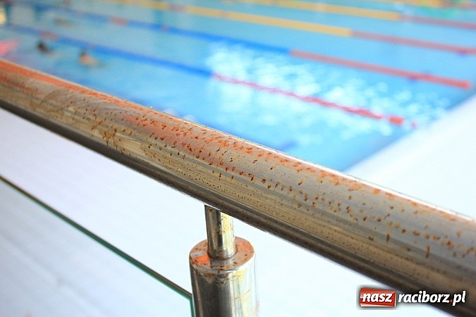 Zdjęcie w galerii na portalu naszraciborz.pl: Na poręczach w aquaparku pojawiła się rdza wiadomości z regionu