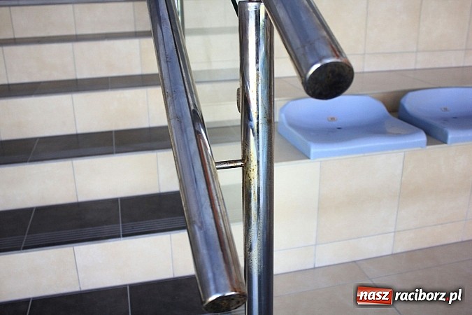 Zdjęcie w galerii na portalu naszraciborz.pl: Na poręczach w aquaparku pojawiła się rdza wiadomości z regionu