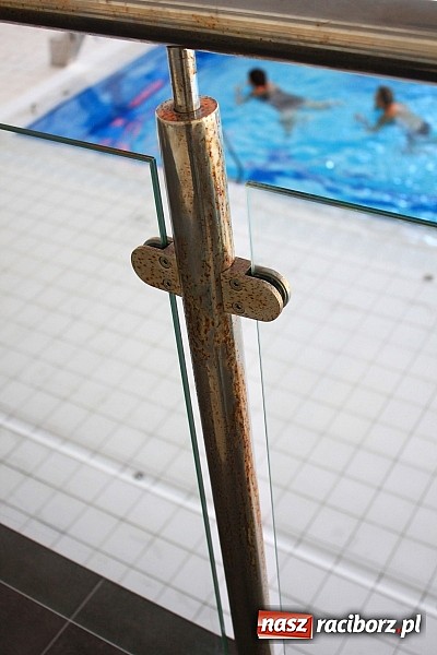 Zdjęcie w galerii na portalu naszraciborz.pl: Na poręczach w aquaparku pojawiła się rdza wiadomości z regionu