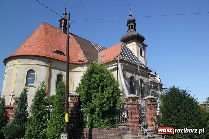 Zdjęcie w galerii na portalu naszraciborz.pl: W Wojnowicach remontują dach kościoła wiadomości z regionu