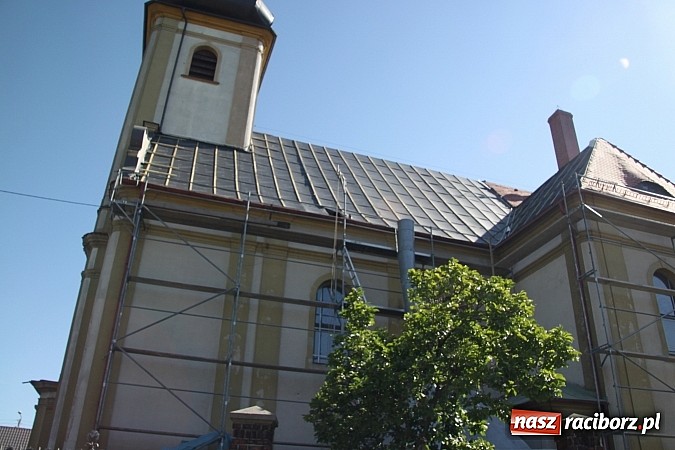 Zdjęcie w galerii na portalu naszraciborz.pl: W Wojnowicach remontują dach kościoła wiadomości z regionu
