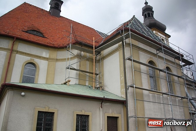 Zdjęcie w galerii na portalu naszraciborz.pl: W Wojnowicach remontują dach kościoła wiadomości z regionu
