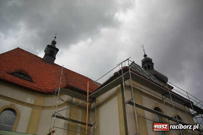 Zdjęcie w galerii na portalu naszraciborz.pl: W Wojnowicach remontują dach kościoła wiadomości z regionu