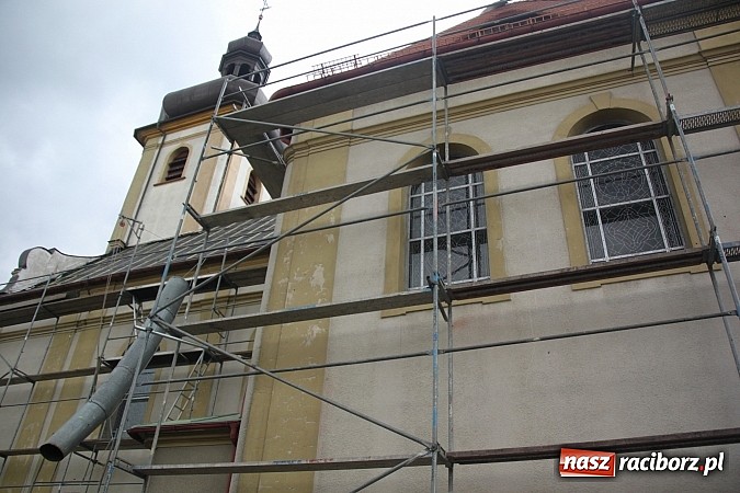 Zdjęcie w galerii na portalu naszraciborz.pl: W Wojnowicach remontują dach kościoła wiadomości z regionu