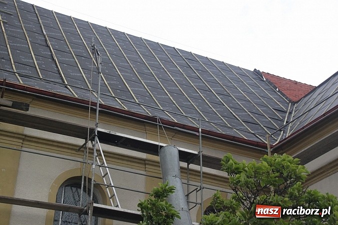 Zdjęcie w galerii na portalu naszraciborz.pl: W Wojnowicach remontują dach kościoła wiadomości z regionu