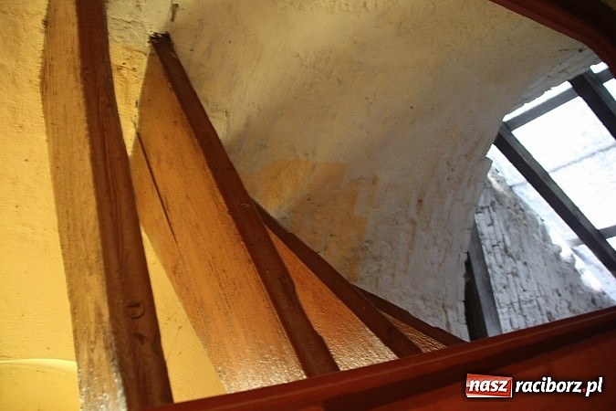 Zdjęcie w galerii na portalu naszraciborz.pl: Sensacja w Wojnowicach. Serce dzwonu znalezione w gruzach wiadomości z regionu