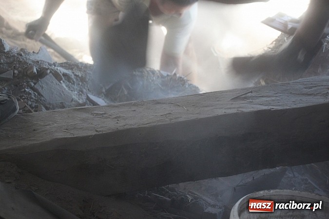 Zdjęcie w galerii na portalu naszraciborz.pl: Sensacja w Wojnowicach. Serce dzwonu znalezione w gruzach wiadomości z regionu