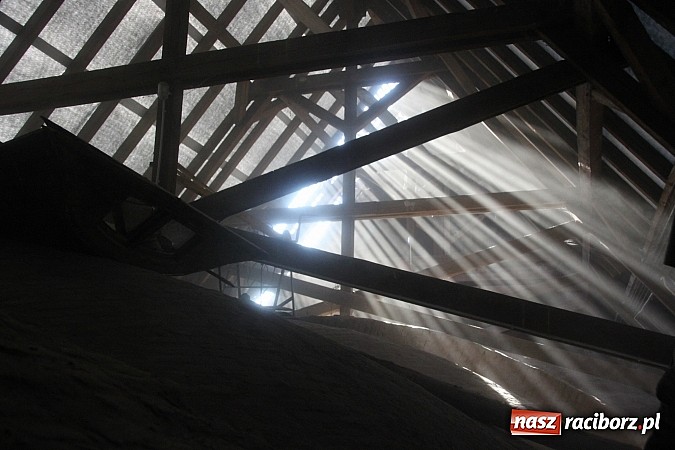 Zdjęcie w galerii na portalu naszraciborz.pl: Sensacja w Wojnowicach. Serce dzwonu znalezione w gruzach wiadomości z regionu