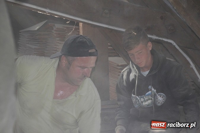 Zdjęcie w galerii na portalu naszraciborz.pl: Sensacja w Wojnowicach. Serce dzwonu znalezione w gruzach wiadomości z regionu