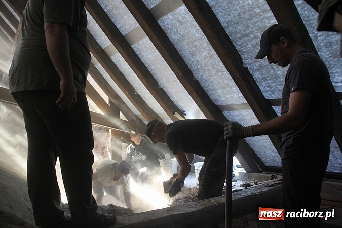 Zdjęcie w galerii na portalu naszraciborz.pl: Sensacja w Wojnowicach. Serce dzwonu znalezione w gruzach wiadomości z regionu