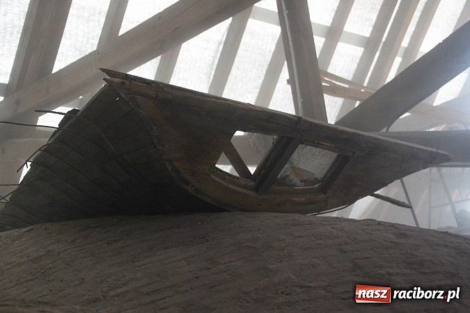 Zdjęcie w galerii na portalu naszraciborz.pl: Sensacja w Wojnowicach. Serce dzwonu znalezione w gruzach wiadomości z regionu