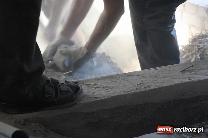 Zdjęcie w galerii na portalu naszraciborz.pl: Sensacja w Wojnowicach. Serce dzwonu znalezione w gruzach wiadomości z regionu