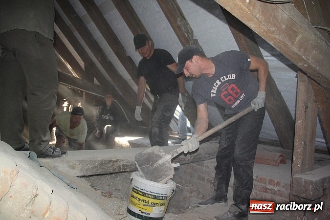 Zdjęcie w galerii na portalu naszraciborz.pl: Sensacja w Wojnowicach. Serce dzwonu znalezione w gruzach wiadomości z regionu