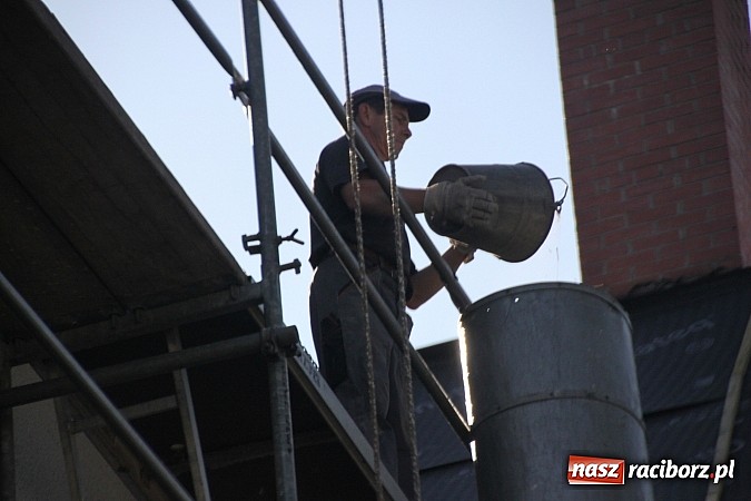 Zdjęcie w galerii na portalu naszraciborz.pl: Sensacja w Wojnowicach. Serce dzwonu znalezione w gruzach wiadomości z regionu
