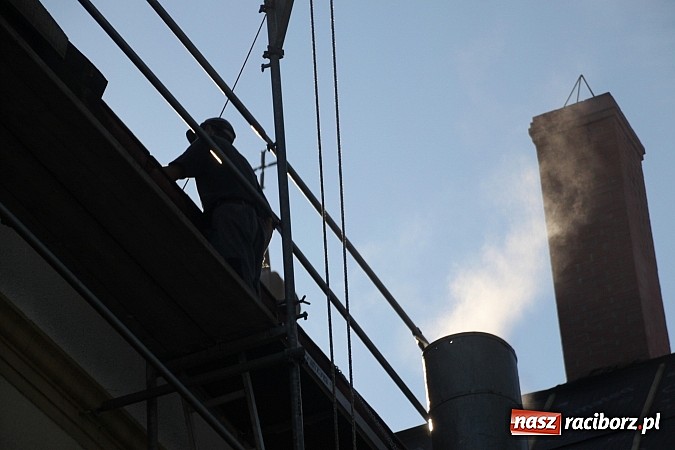 Zdjęcie w galerii na portalu naszraciborz.pl: Sensacja w Wojnowicach. Serce dzwonu znalezione w gruzach wiadomości z regionu