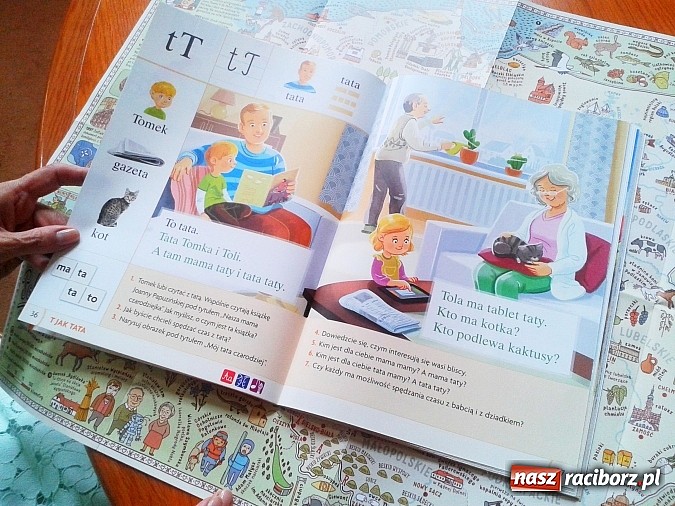 Zdjęcie w galerii na portalu naszraciborz.pl: Darmowy podręcznik już w raciborskich szkołach wiadomości z regionu