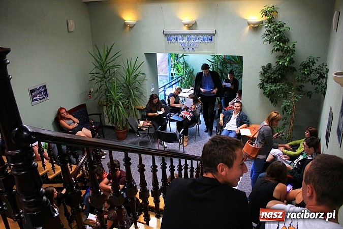 Zdjęcie w galerii na portalu naszraciborz.pl: Tłumy raciborzan na castingu do Trudnych spraw i Pamiętnik&oacute;w z wakacji wiadomości z regionu