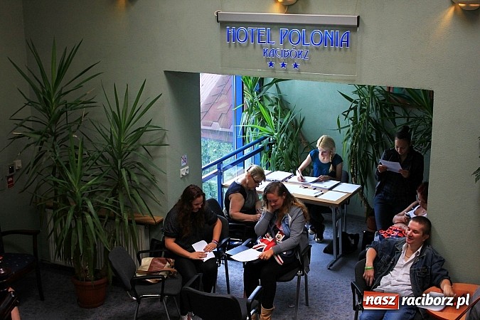 Zdjęcie w galerii na portalu naszraciborz.pl: Tłumy raciborzan na castingu do Trudnych spraw i Pamiętnik&oacute;w z wakacji wiadomości z regionu