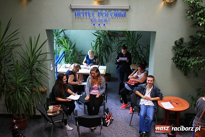 Zdjęcie w galerii na portalu naszraciborz.pl: Tłumy raciborzan na castingu do Trudnych spraw i Pamiętnik&oacute;w z wakacji wiadomości z regionu