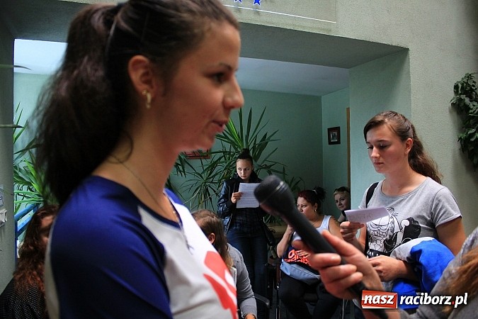 Zdjęcie w galerii na portalu naszraciborz.pl: Tłumy raciborzan na castingu do Trudnych spraw i Pamiętnik&oacute;w z wakacji wiadomości z regionu