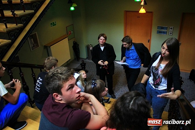 Zdjęcie w galerii na portalu naszraciborz.pl: Tłumy raciborzan na castingu do Trudnych spraw i Pamiętnik&oacute;w z wakacji wiadomości z regionu